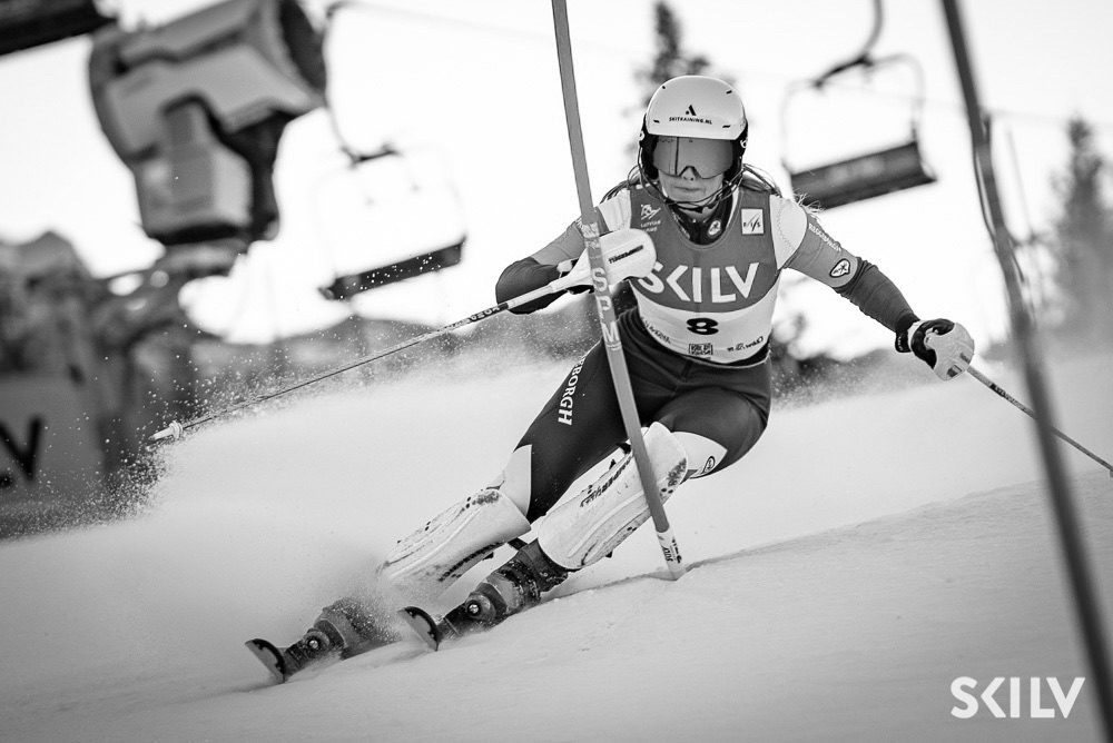 Noa Rabou tijdens slalom race in zwart-wit
